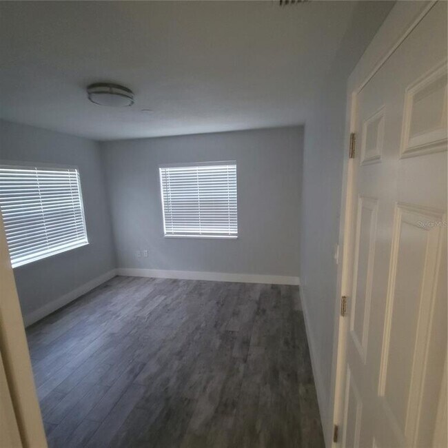 Building Photo - 409 S Lakeland Ave