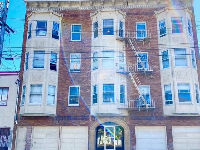 Building Photo - 2 bedroom in San Francisco CA 94118