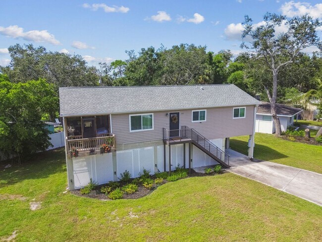 Building Photo - Elevated 3-Bed, 2-Bath, Corner-Lot Gem in the Heart of Palmetto
