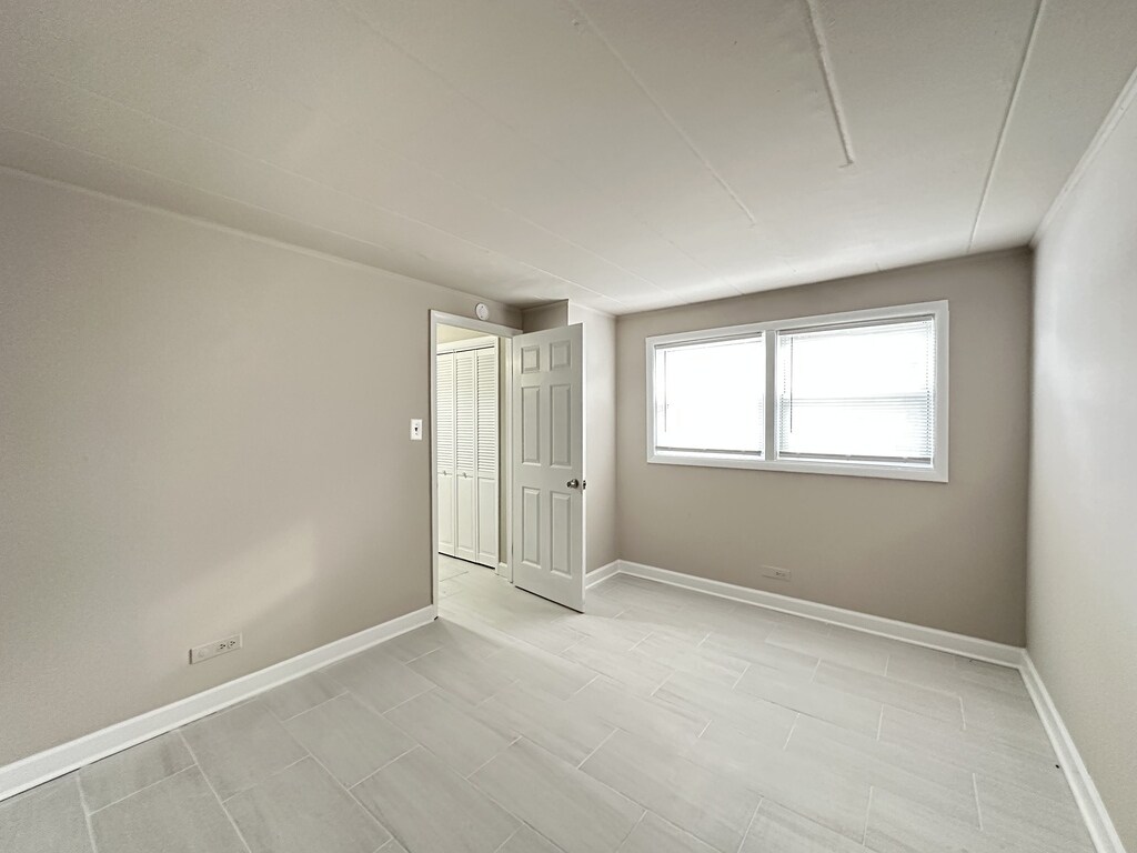 Building Photo - 9620 Ivanhoe Ave