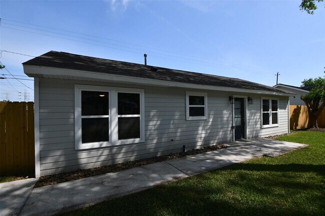 Building Photo - 10946 Fullerton Dr