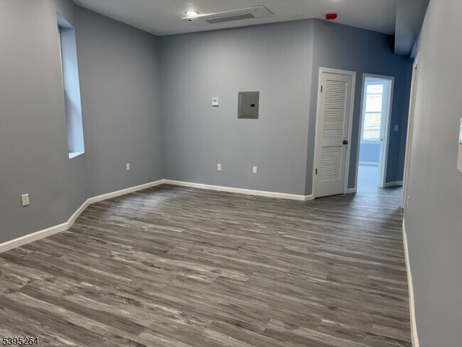 Building Photo - 155 Clifton Ave