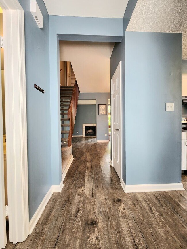 Building Photo - End Unit Townhouse in Chimny Hill