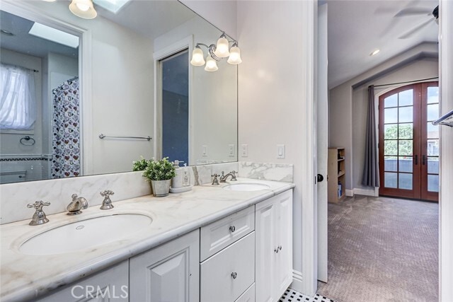 Building Photo - 3404 N Poinsettia Ave