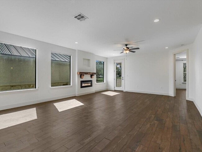 Building Photo - 319 Parallel Cir