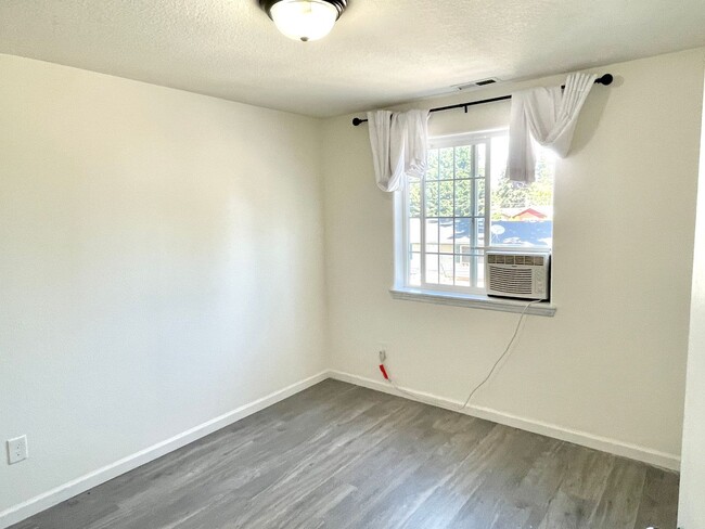 Building Photo - Mill Park 3 bedroom, 2.5 Bath Home on Quie...