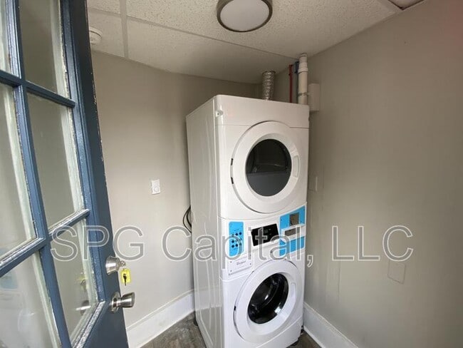 Building Photo - 208 W Main St