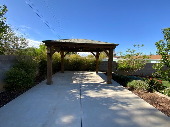 Building Photo - 3 Bedroom Updated Single Story Home Availa...