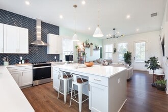 Building Photo - Stylish End-Unit Townhome Minutes From Gra...