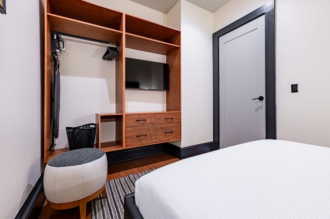 Building Photo - 1011 Canal St