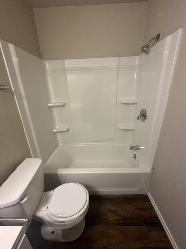 Building Photo - 632 Ramblin Oaks Dr
