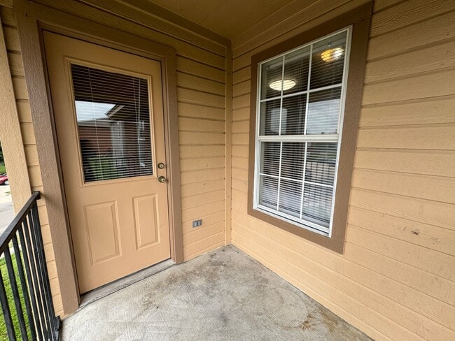 Building Photo - 3301 Barcelona Dr