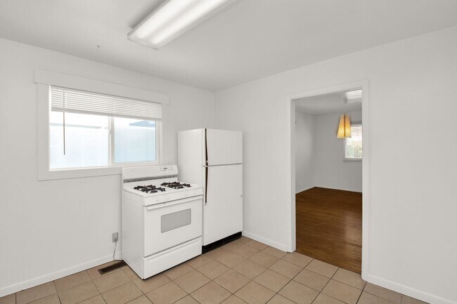 Building Photo - A Gardners Dream 2 Bed 1 Bath Home in Amazing SLC Location! Available NOW!