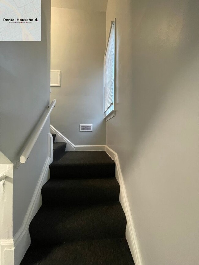 Building Photo - Beautiful 4 Bedroom Colonial Home-Section 8 ONLY