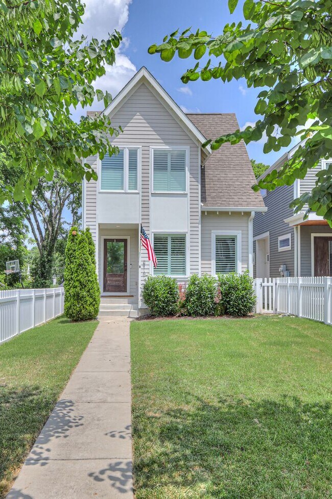 Building Photo - Luxurious 4BR Home Close to 12 South