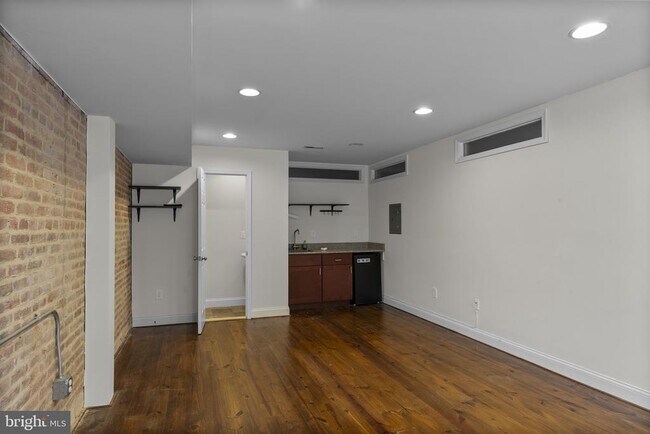 Building Photo - 402 E Fort Ave