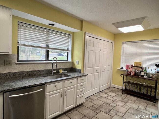 Building Photo - 334 Conestoga Way