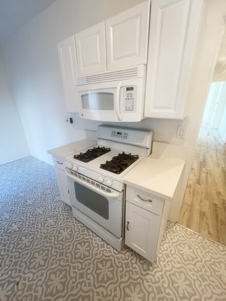 Building Photo - 244 Cliff Dr