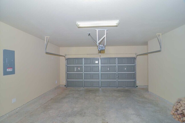 Building Photo - 15706 Whispering Green Dr