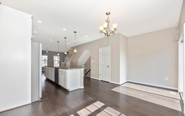 Building Photo - 3 level townhouse (newer construction) in Jefferson Place Community available early June!
