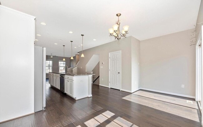Building Photo - 3 level townhouse (newer construction) in Jefferson Place Community available early May!