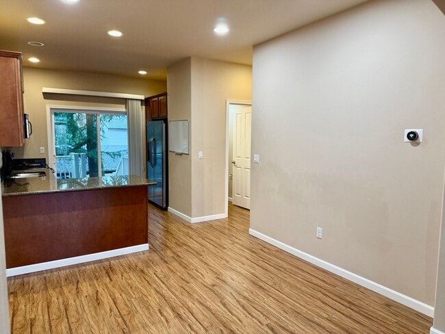Building Photo - Beautiful 2 bed, 2.5 bath townhome located in Mountlake Terrance $2750/mo.