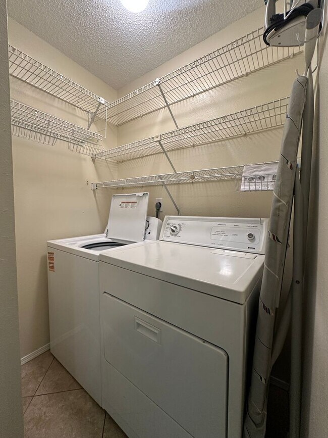 Building Photo - Walking distance to the beach!