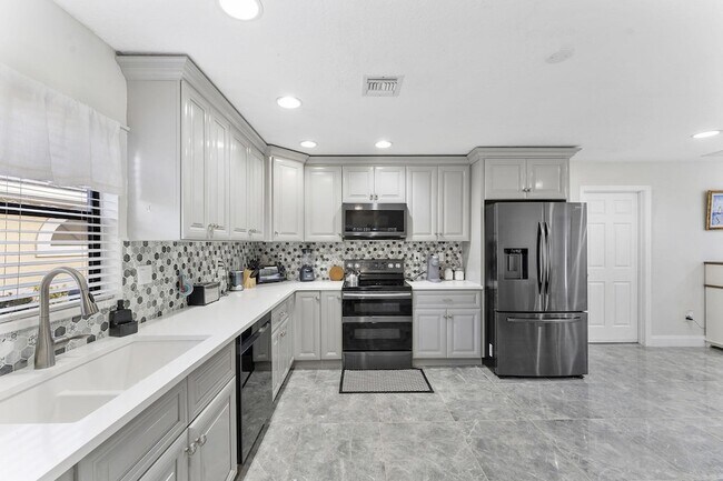 Building Photo - 8103 Covington Ct