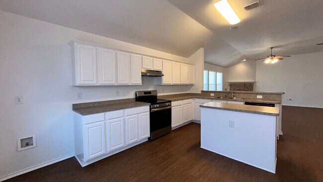 Building Photo - Move-in Ready Open Layout with a Huge Yard!