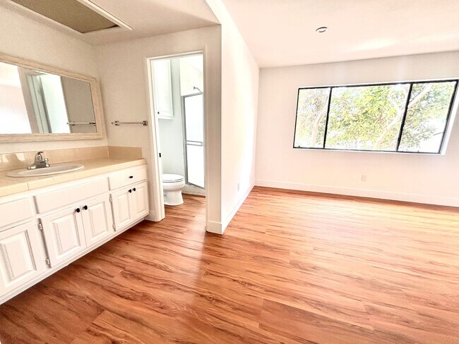 Building Photo - Spacious Private back house, W/D hookups, Garage, Walk-in closet