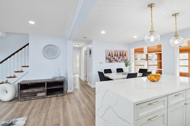 Building Photo - 1001 Oakton St