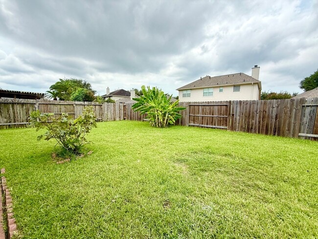 Building Photo - Gorgeous One Story Home in Sugar Land, TX