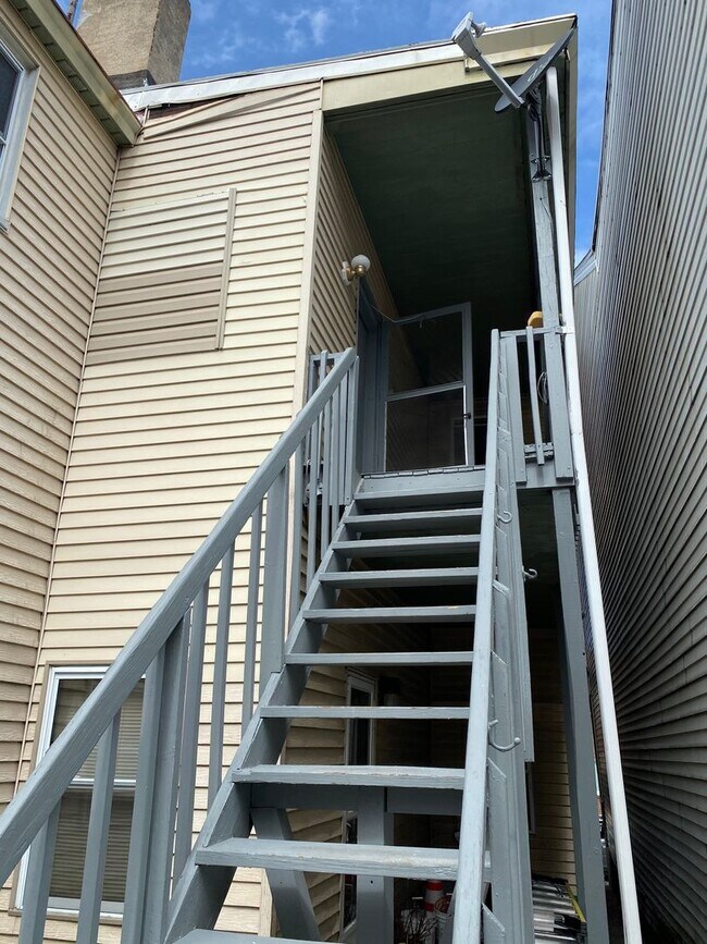 Building Photo - 237 Ella St