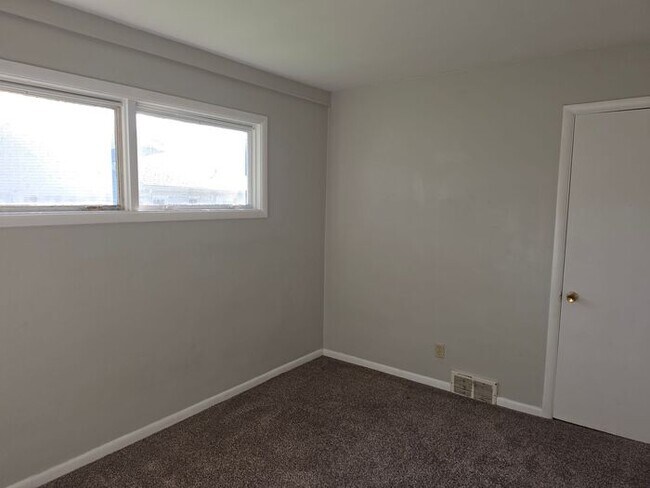 Building Photo - 2 Bed 1 Bath main floor Apartment in Berrien Springs