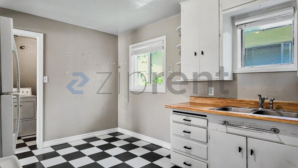 Building Photo - Unit 1
