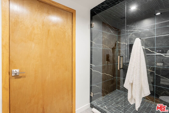 Building Photo - 547 N Sweetzer Ave