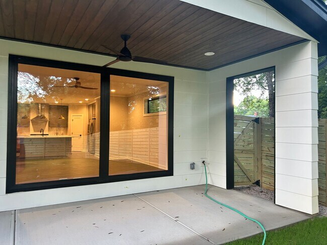 Building Photo - **OFFERING 50% OFF FIRST MONTH'S RENT** Br...