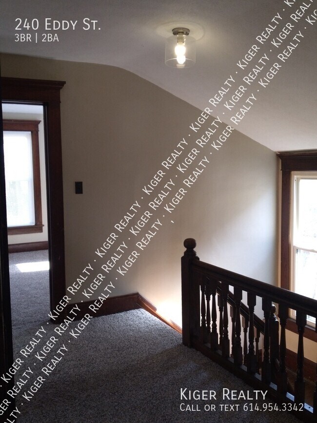 Building Photo - Large 3 Bedroom Home
