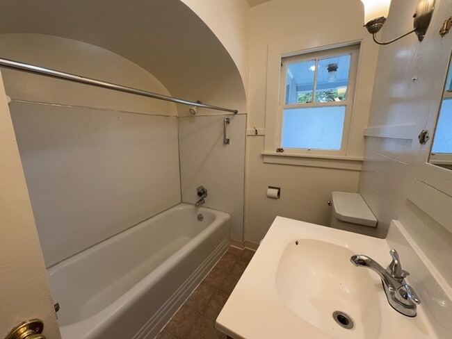 Building Photo - Sit out with your pet on the patio of this Arcata home!