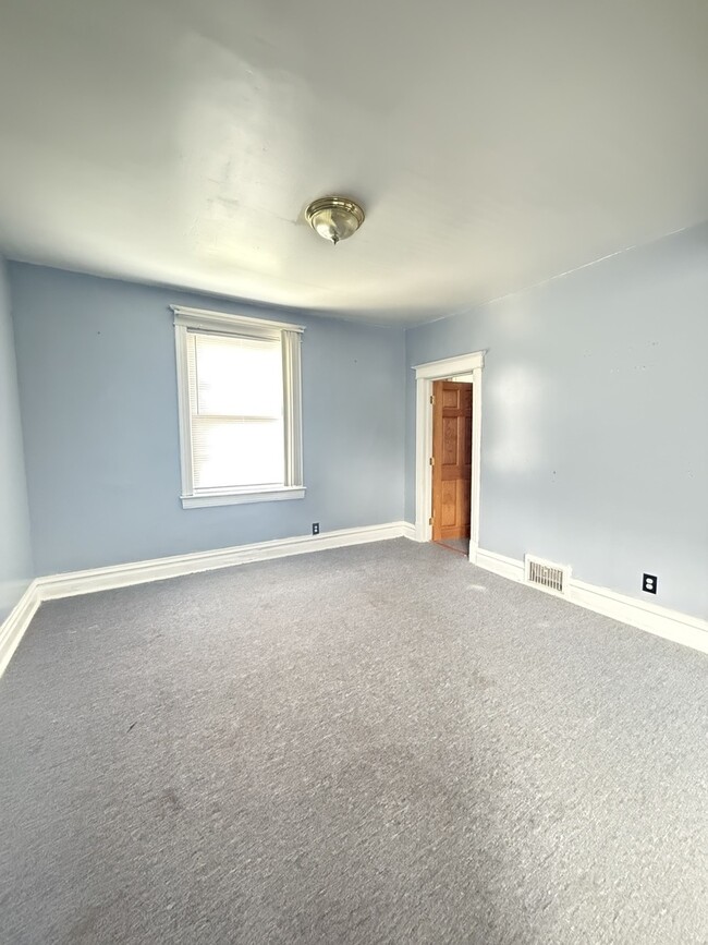 Building Photo - 637 S 14th Ave