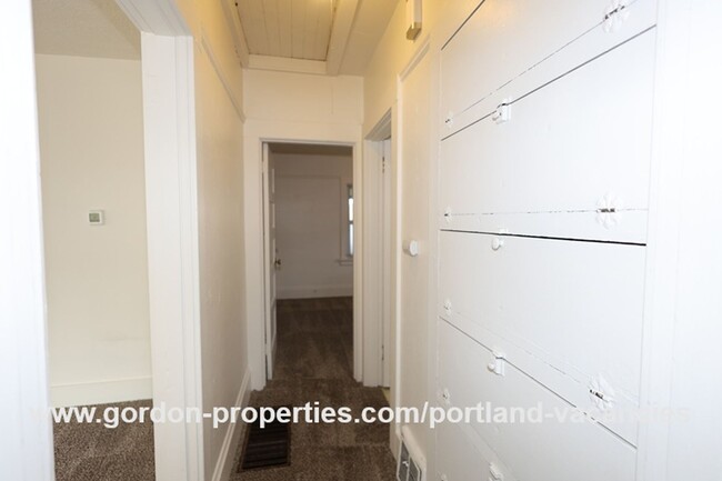 Building Photo - NE Holland St - vintage Woodlawn 2 bedroom...