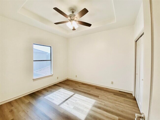 Building Photo - 707 St James Dr