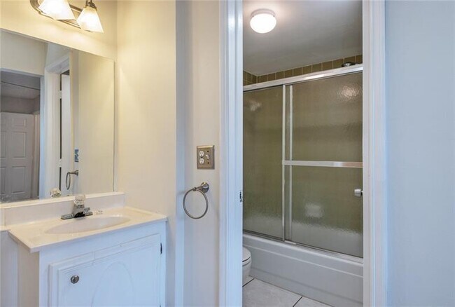 Building Photo - 9410 Live Oak Pl