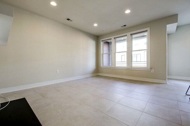 Building Photo - Updated 3br/2.5ba Condo Townhome Alexandria Walk to Metro