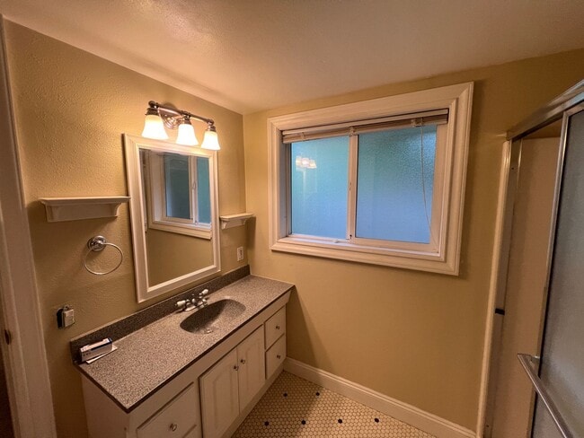 Building Photo - 3 Bedroom Home on Quiet Street with Lots o...