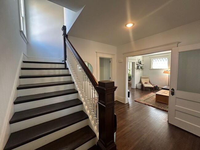 Building Photo - Spacious 3-Bedroom with Luxury Upgrades!!