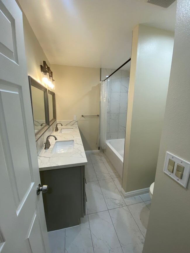 Building Photo - Beautifully Remodeled 3 Bedroom Anaheim Co...