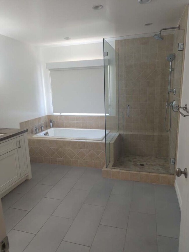 Building Photo - Gorgeous 3 bed 2.5 bath home with stunning Ocean Views and lots of natural light, in the highly s...