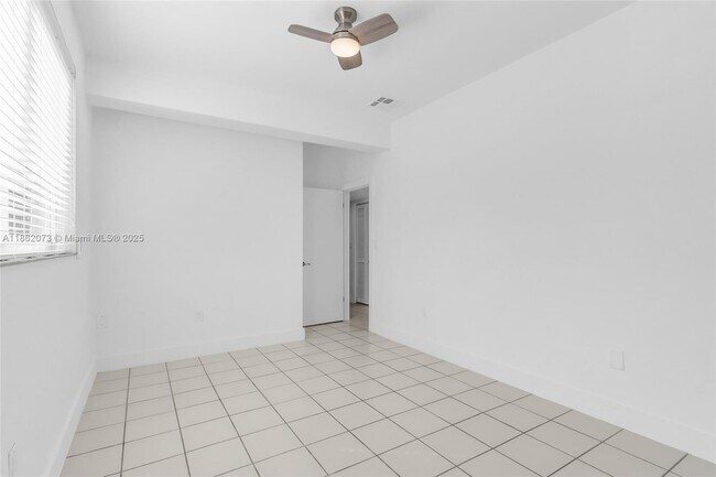 Building Photo - 9131 Fontainebleau Blvd