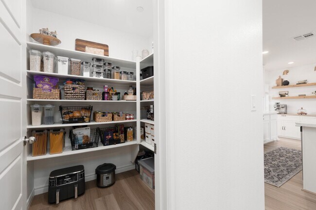Building Photo - Newer townhome in the NW
